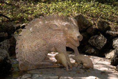 Avusturya 'nın Salzburg şehrindeki Hellbrunn Kalesi' ndeki su bahçesi. Prens Piskopos, misafirlerinin koltuklarından fışkıran suları açarak sofrasına misafir yerleştirirdi.. 