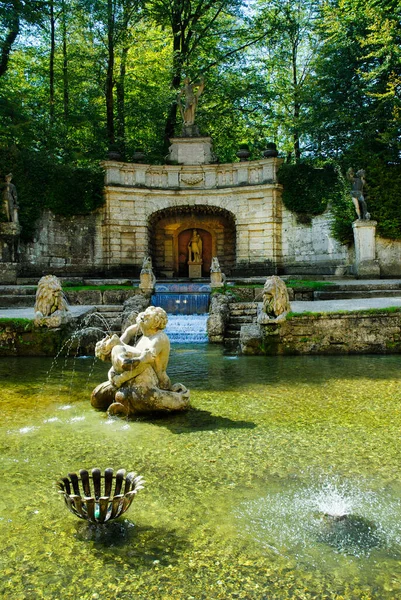 位于奥地利萨尔茨堡的赫尔布伦城堡的水园有许多 灵丹妙药 毕晓普王子会让客人们坐在他的桌旁 吃饭时 他可以打开涌入客人们座位的水 — 图库照片