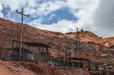 Güney Amerika, Bolivya, Potosi 'deki Cerro Rico gümüş madenleri. Latin Amerika 'daki İspanyol fethindeki sömürge sömürüsünün en zengin madeni şehri yoksulluk içinde bıraktı..