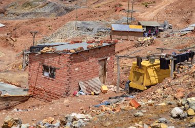 Güney Amerika, Bolivya, Potosi 'deki Cerro Rico gümüş madenlerinde bir ev. Latin Amerika 'daki İspanyol fethindeki sömürge sömürüsünün en zengin madeni şehri yoksulluk içinde bıraktı..