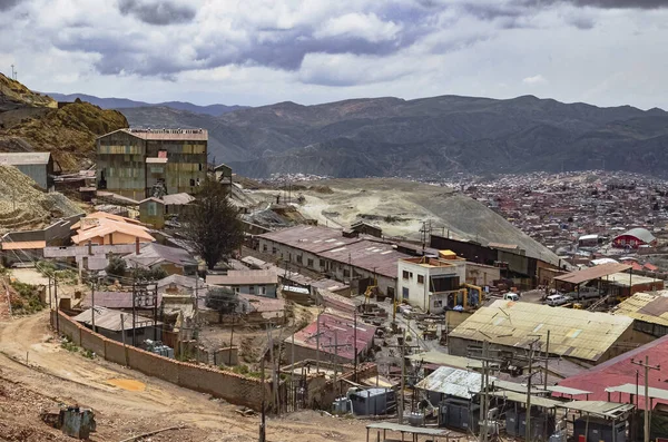 Güney Amerika, Bolivya, Potosi 'de Cerro Rico' nun gümüş madenlerinin yüksek manzarası. Latin Amerika 'daki İspanyol fethindeki sömürge sömürüsünün en zengin madeni şehri yoksulluk içinde bıraktı..