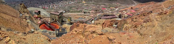 Güney Amerika, Bolivya, Potosi 'deki Cerro Rico gümüş madenlerinin panoramik manzarası. Latin Amerika 'daki İspanyol fethindeki sömürge sömürüsünün en zengin madeni şehri yoksulluk içinde bıraktı..