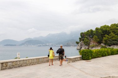 Sveti Stefan, Montenegro- Eylül 2021: Sahili olan deniz adası yazı (Karadağ, Budva 'nın 6 kilometre güneydoğusu). İnsanlara ulaşmak için lüks bir tatil yeri. Resort, Sveti Stefan 'ın adacığını içerir.  