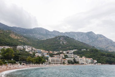 Sveti Stefan yaz günbatımını Budva 'nın 6 kilometre güneydoğusundaki Beach (Karadağ) ile birlikte izledi. İnsanlara ulaşmak için lüks bir tatil yeri. Resort, Sveti Stefan adasını ve anakaranın bir kısmını kapsar.