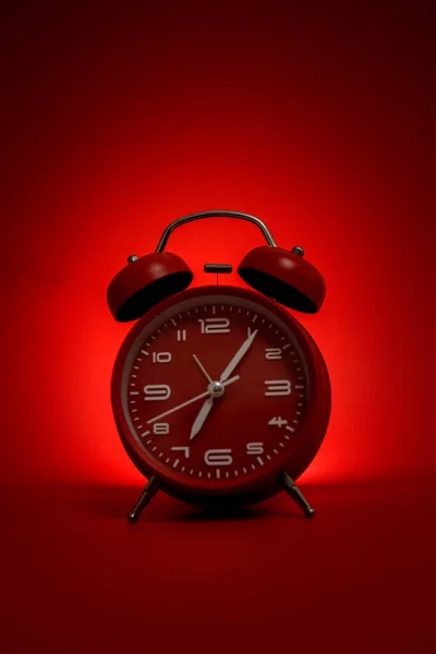 Saat Kırmızı Zemin Üzerinde Klasik Mekanik Retro Kırmızı Alarm Saati — Stok fotoğraf