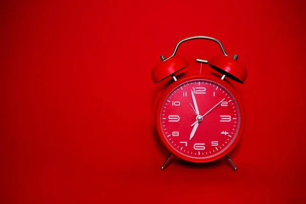 Clásico Reloj Despertador Retro Mecánico Vintage Rojo Sobre Fondo Rojo — Foto de Stock