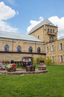 Yeşil ve çiçekli geçen yüzyılın eski binası. Shato Trubetskogo en popüler doğal şarapların keşfedildiği eski bir yerdir.