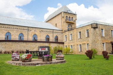 Yeşil ve çiçekli geçen yüzyılın eski binası. Shato Trubetskogo en popüler doğal şarapların keşfedildiği eski bir yerdir.