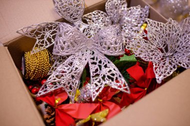 Yeni yıl süsleri, gümüş çiçekler ve fiyonklar. kırmızı, sarı ve gümüş renkler. Noel dekorasyon konsepti parlak oyuncaklar. Partiye hazırlanılıyor, Yeni Yıl Konsepti