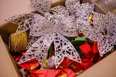 Yeni yıl süsleri, gümüş çiçekler ve fiyonklar. kırmızı, sarı ve gümüş renkler. Noel dekorasyon konsepti parlak oyuncaklar. Partiye hazırlanılıyor, Yeni Yıl Konsepti