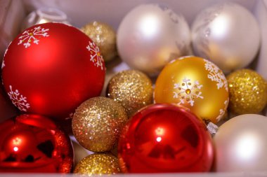 Kar desenli zarif dekorasyon baloları. kırmızı, sarı ve gümüş renkler. Noel dekoru konsepti parlak cam ve plastik toplar. Parti için hazırlanılıyor 