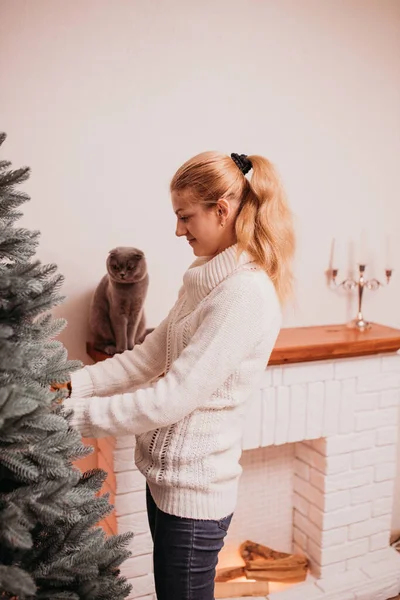 Señora Suéter Punto Blanco Jeans Decora Abeto Artificial Árbol Año —  Fotos de Stock