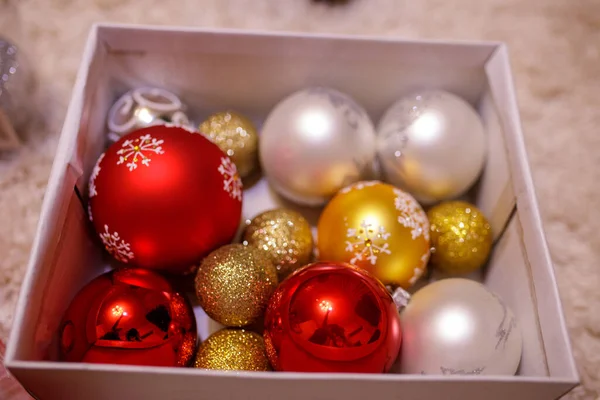 Bolas Decoração Elegante Ano Novo Com Padrão Neve Cores Vermelho — Fotografia de Stock