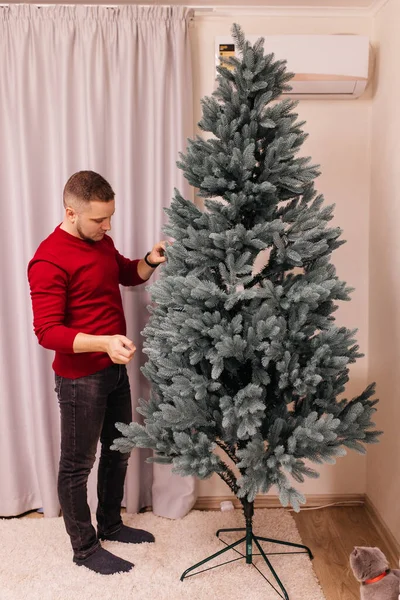 Homem Suéter Configura Bela Árvore Ano Novo Artificial Verde Abeto — Fotografia de Stock