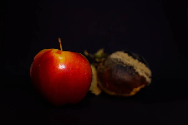 Membrillo Podrido Manzana Fresca Superficie Negra Vuelto Inadecuado Para Consumo —  Fotos de Stock