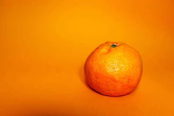 橙色底色上的新鲜橙子 关于年轻和老年 内在美 疾病的概念性照片 Dorian Grey — 图库照片