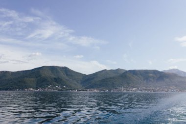 Kotor Körfezi, Karadağ 'ın güneybatısındaki Adriyatik Denizi. Bölgenin iyi korunmuş ortaçağ kasabaları Kotor, Tivat, Perast ve Herceg Novi. Seyahat ve kiralama konsepti, güzel deniz manzarası