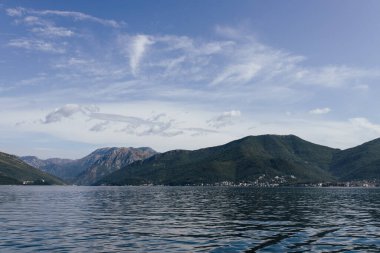 Kotor Körfezi, Karadağ 'ın güneybatısındaki Adriyatik Denizi. Bölgenin iyi korunmuş ortaçağ kasabaları Kotor, Tivat, Perast ve Herceg Novi. Seyahat ve kiralama konsepti, güzel deniz manzarası