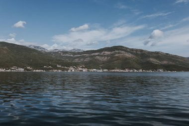 Kotor Körfezi, Karadağ 'ın güneybatısındaki Adriyatik Denizi. Bölgenin iyi korunmuş ortaçağ kasabaları Kotor, Tivat, Perast ve Herceg Novi. Seyahat ve kiralama konsepti, güzel deniz manzarası
