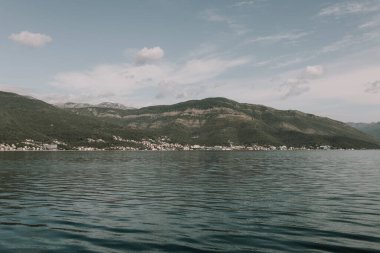 Kotor Körfezi, Karadağ 'ın güneybatısındaki Adriyatik Denizi. Bölgenin iyi korunmuş ortaçağ kasabaları Kotor, Tivat, Perast ve Herceg Novi. Seyahat ve kiralama konsepti, güzel deniz manzarası