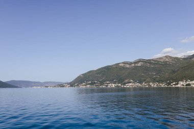 Kotor Körfezi, Karadağ 'ın güneybatısındaki Adriyatik Denizi. Bölgenin iyi korunmuş ortaçağ kasabaları Kotor, Tivat, Perast ve Herceg Novi. Seyahat ve kiralama konsepti, güzel deniz manzarası