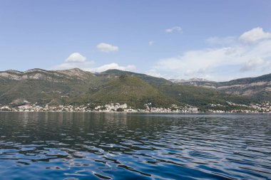 Kotor Körfezi, Karadağ 'ın güneybatısındaki Adriyatik Denizi. Bölgenin iyi korunmuş ortaçağ kasabaları Kotor, Tivat, Perast ve Herceg Novi. Seyahat ve kiralama konsepti, güzel deniz manzarası