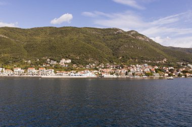 Kotor Körfezi, Karadağ 'ın güneybatısındaki Adriyatik Denizi. Bölgenin iyi korunmuş ortaçağ kasabaları Kotor, Tivat, Perast ve Herceg Novi. Seyahat ve kiralama konsepti, güzel deniz manzarası