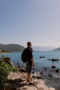 Eski ormanlardaki adam, Karadağ 'ın güneybatısındaki Adriyatik Denizi yakınlarındaki Kotor Körfezi yakınlarındaki iyi korunmuş ortaçağ kenti Herceg Novi' de poz veriyor. Seyahat ve kiralama konsepti. Dinlenme alanı