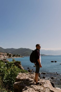 Eski ormanlardaki adam, Karadağ 'ın güneybatısındaki Adriyatik Denizi yakınlarındaki Kotor Körfezi yakınlarındaki iyi korunmuş ortaçağ kenti Herceg Novi' de poz veriyor. Seyahat ve kiralama konsepti. Dinlenme alanı