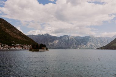 Kotor Körfezi, Karadağ 'ın güneybatısındaki Adriyatik Denizi. Bölgenin iyi korunmuş ortaçağ kasabaları Kotor, Tivat, Perast ve Herceg Novi. Seyahat ve kiralama konsepti, güzel deniz manzarası