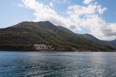 Kotor Körfezi, Karadağ 'ın güneybatısındaki Adriyatik Denizi. Bölgenin iyi korunmuş ortaçağ kasabaları Kotor, Tivat, Perast ve Herceg Novi. Seyahat ve kiralama konsepti, güzel deniz manzarası