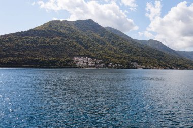 Kotor Körfezi, Karadağ 'ın güneybatısındaki Adriyatik Denizi. Bölgenin iyi korunmuş ortaçağ kasabaları Kotor, Tivat, Perast ve Herceg Novi. Seyahat ve kiralama konsepti, güzel deniz manzarası