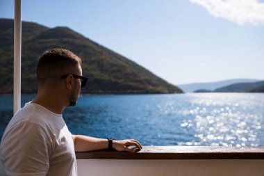 Karadağ 'ın güneybatısındaki Adriyatik Denizi' ndeki Kotor Körfezi 'nde bir gemide. Bölgenin iyi korunmuş ortaçağ kasabaları Kotor, Tivat, Perast ve Herceg Novi. Seyahat ve kiralama konsepti