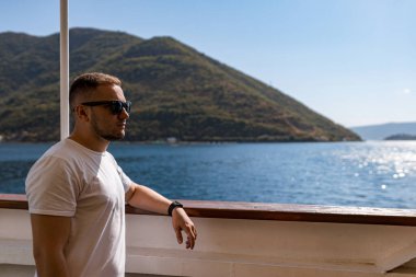 Karadağ 'ın güneybatısındaki Adriyatik Denizi' ndeki Kotor Körfezi 'nde bir gemide. Bölgenin iyi korunmuş ortaçağ kasabaları Kotor, Tivat, Perast ve Herceg Novi. Seyahat ve kiralama konsepti