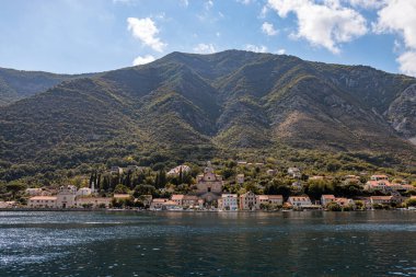 Kotor Körfezi, Karadağ 'ın güneybatısındaki Adriyatik Denizi. Bölgenin iyi korunmuş ortaçağ kasabaları Kotor, Tivat, Perast ve Herceg Novi. Seyahat ve kiralama konsepti, güzel deniz manzarası