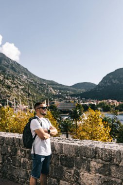 Adam Karadağ 'daki Kotor eski duvar kalesinde duruyor. Unesco 'nun dünya mirası. Avrupa seyahat alanı. Tatil konsepti. Adriyatik Denizi 'nde turizm. Sırbistan 'ın Balkanlar, kale ve liman tarihi