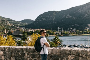 Adam Karadağ 'daki Kotor eski duvar kalesinde duruyor. Unesco 'nun dünya mirası. Avrupa seyahat alanı. Tatil konsepti. Adriyatik Denizi 'nde turizm. Sırbistan 'ın Balkanlar, kale ve liman tarihi
