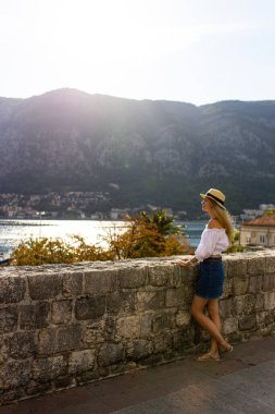 Karadağ 'daki Kotor eski duvar tahkimatının yanında duruyor. Unesco 'nun dünya mirası. Avrupa seyahat alanı. Tatil konsepti. Adriyatik Denizi 'nde turizm. Sırbistan 'ın Balkanlar, kale ve liman tarihi.
