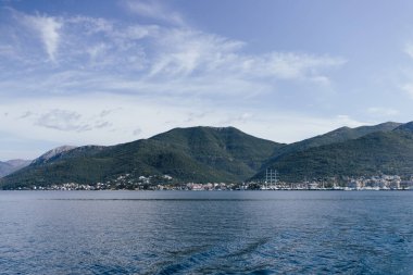 Kotor Körfezi, Karadağ 'ın güneybatısındaki Adriyatik Denizi. Bölgenin iyi korunmuş ortaçağ kasabaları Kotor, Tivat, Perast ve Herceg Novi. Seyahat ve kiralama konsepti, güzel deniz manzarası