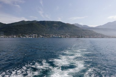 Kotor Körfezi, Karadağ 'ın güneybatısındaki Adriyatik Denizi. Bölgenin iyi korunmuş ortaçağ kasabaları Kotor, Tivat, Perast ve Herceg Novi. Seyahat ve kiralama konsepti, güzel deniz manzarası