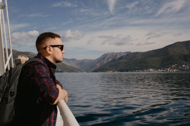 Karadağ 'ın güneybatısındaki Adriyatik Denizi' ndeki Kotor Körfezi 'nde bir gemide. Bölgenin iyi korunmuş ortaçağ kasabaları Kotor, Tivat, Perast ve Herceg Novi. Seyahat ve kiralama konsepti