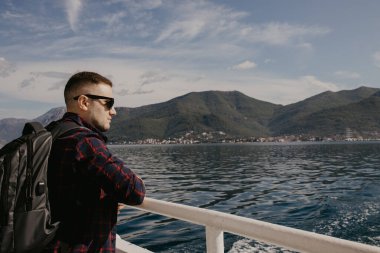 Karadağ 'ın güneybatısındaki Adriyatik Denizi' ndeki Kotor Körfezi 'nde bir gemide. Bölgenin iyi korunmuş ortaçağ kasabaları Kotor, Tivat, Perast ve Herceg Novi. Seyahat ve kiralama konsepti