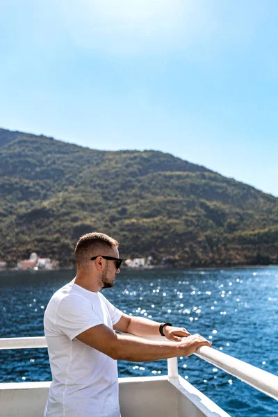 Homem Navio Baía Kotor Mar Adriático Sudoeste Montenegro Seu Grupo — Fotografia de Stock