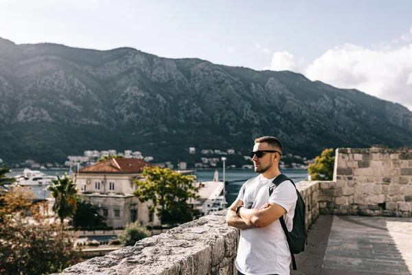 Hombre Está Parado Antigua Muralla Kotor Fortificación Montenegro Unesco Patrimonio — Foto de Stock