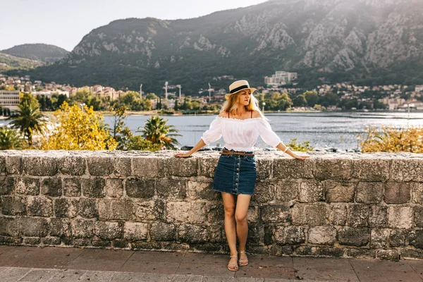 Lady Encuentra Cerca Antigua Muralla Kotor Fortificación Montenegro Unesco Patrimonio — Foto de Stock