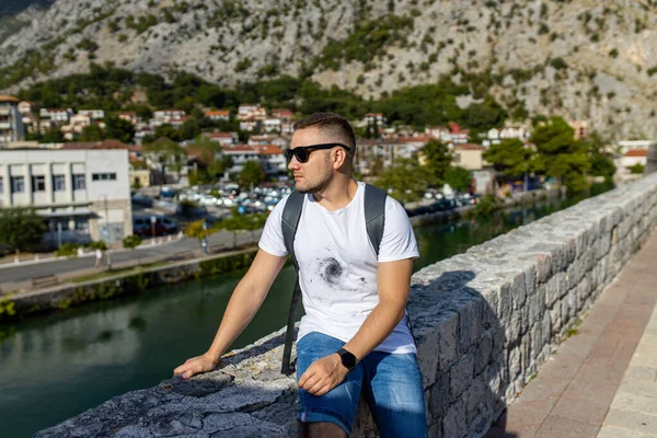 Homem Senta Kotor Velho Muro Fortificação Montenegro Património Mundial Unesco — Fotografia de Stock