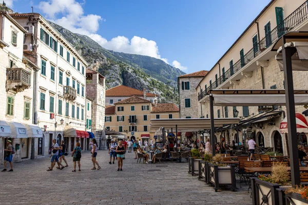 Kotor, Karadağ - 15.09.2021: Eski kentin önünde yürüyen insanlar. Avrupa seyahati. Tatil konsepti. Adriyatik Denizi 'nde turizm. Sırp Balkanlar tarihi