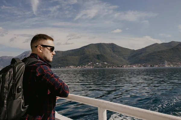 Karadağ 'ın güneybatısındaki Adriyatik Denizi' ndeki Kotor Körfezi 'nde bir gemide. Bölgenin iyi korunmuş ortaçağ kasabaları Kotor, Tivat, Perast ve Herceg Novi. Seyahat ve kiralama konsepti