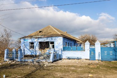 Barmashovo, Ukrayna... 18 Mart 2022 Ukrayna 'ya karşı Rusya Savaşı. Rus istilası kavramı. Pencere ve çatıdaki patlamanın ardından köyün merkezindeki harabe ve hasarlı ev. 