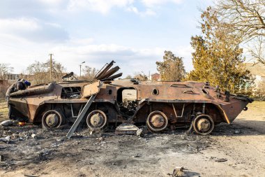 Barmashovo, Ukrayna - 18 Mart 2022: Rusya Ukrayna 'ya karşı savaş. İstila kavramı. Yakılan tank APC zırhlı personel taşıyıcıları savaştan sonra köyden ayrıldı.